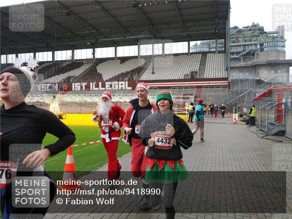 07.12.2025 - St. Pauli X-Mass-Run No. 15 Fabian Wolf http://msf.ph/oto/9418990 07.12.2025 11:29:18 Ziel 861, 2213, 2285, 2500, 2676, 3235, 3236, 4392, 4432, 4452 meine-sportfotos.de