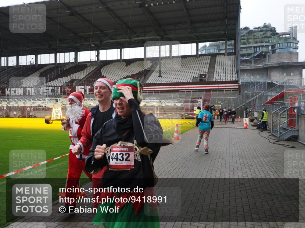 07.12.2025 - St. Pauli X-Mass-Run No. 15 Fabian Wolf http://msf.ph/oto/9418991 07.12.2025 11:29:18 Ziel 861, 2213, 2285, 2500, 2676, 3235, 3236, 4392, 4432, 4452 meine-sportfotos.de