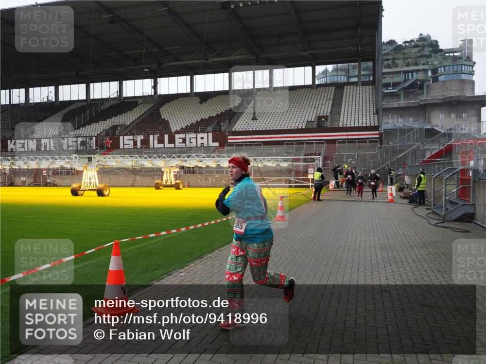 07.12.2025 - St. Pauli X-Mass-Run No. 15 Fabian Wolf http://msf.ph/oto/9418996 07.12.2025 11:29:20 Ziel 861, 2213, 2285, 2500, 2522, 2676, 3235, 3236, 4392, 4432, 4452 meine-sportfotos.de