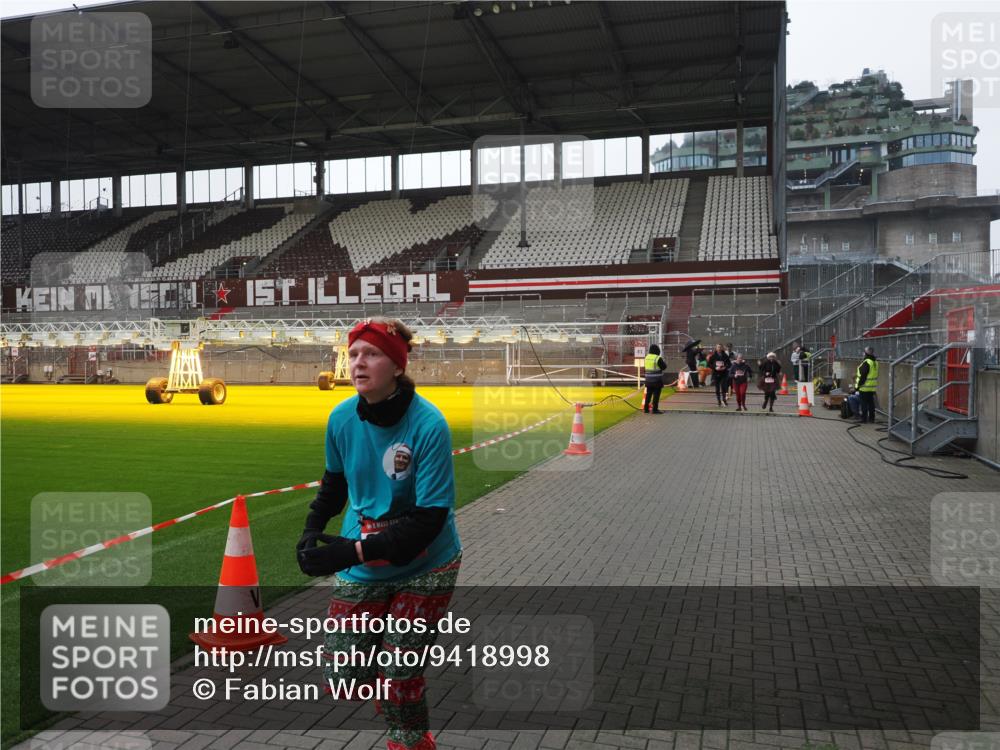 07.12.2025 - St. Pauli X-Mass-Run No. 15 Fabian Wolf http://msf.ph/oto/9418998 07.12.2025 11:29:20 Ziel 861, 2213, 2285, 2500, 2522, 2676, 3235, 3236, 4392, 4432, 4452 meine-sportfotos.de