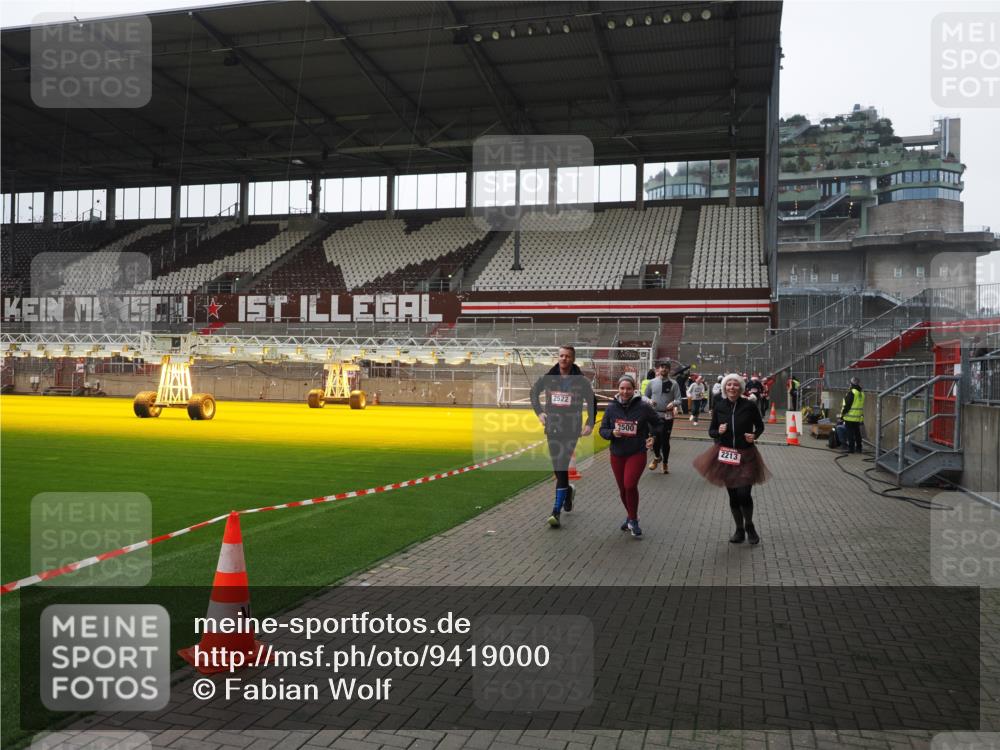 07.12.2025 - St. Pauli X-Mass-Run No. 15 Fabian Wolf http://msf.ph/oto/9419000 07.12.2025 11:29:26 Ziel 861, 1759, 2213, 2285, 2500, 2522, 2676, 2701, 2702, 3144, 3146, 3235, 3236, 4392, 4432, 4452 meine-sportfotos.de