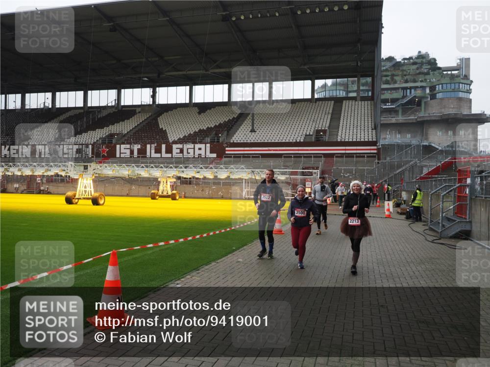 07.12.2025 - St. Pauli X-Mass-Run No. 15 Fabian Wolf http://msf.ph/oto/9419001 07.12.2025 11:29:26 Ziel 861, 1759, 2213, 2285, 2500, 2522, 2676, 2701, 2702, 3144, 3146, 3235, 3236, 4392, 4432, 4452 meine-sportfotos.de