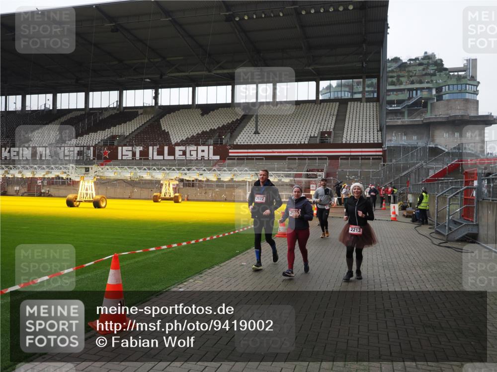 07.12.2025 - St. Pauli X-Mass-Run No. 15 Fabian Wolf http://msf.ph/oto/9419002 07.12.2025 11:29:26 Ziel 861, 1759, 2213, 2285, 2500, 2522, 2676, 2701, 2702, 3144, 3146, 3235, 3236, 4392, 4432, 4452 meine-sportfotos.de
