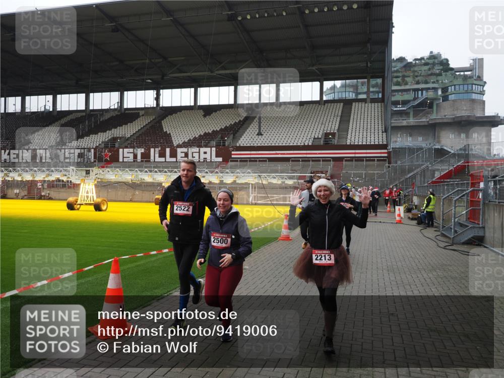 07.12.2025 - St. Pauli X-Mass-Run No. 15 Fabian Wolf http://msf.ph/oto/9419006 07.12.2025 11:29:27 Ziel 861, 1759, 2213, 2285, 2500, 2522, 2676, 2701, 2702, 3143, 3144, 3146, 4392, 4432, 4452 meine-sportfotos.de