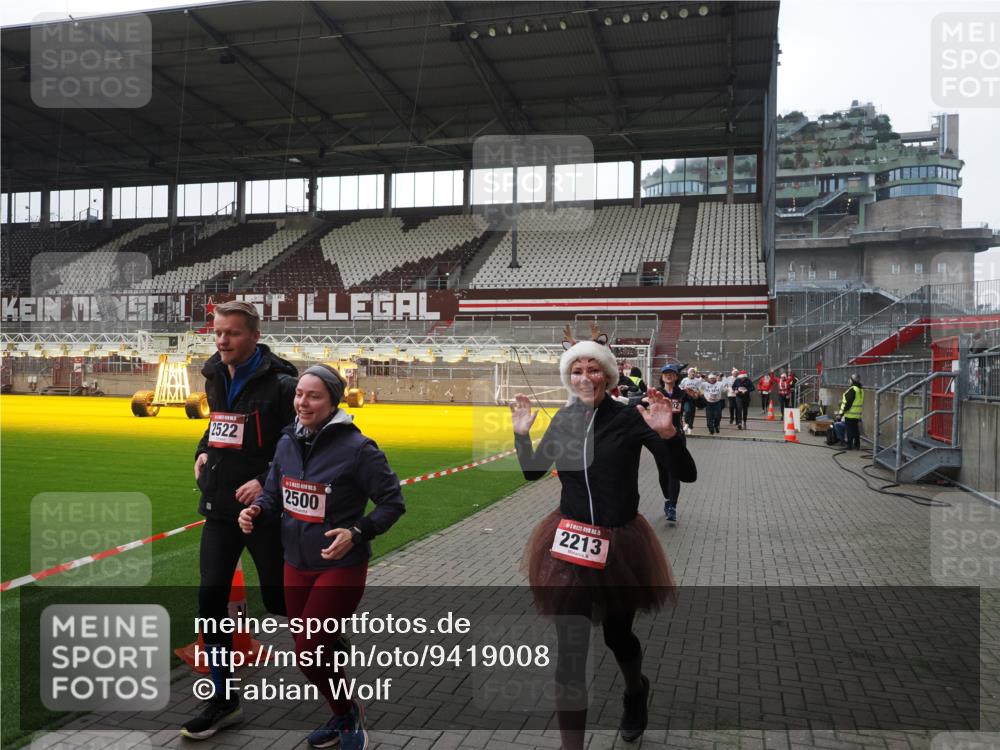 07.12.2025 - St. Pauli X-Mass-Run No. 15 Fabian Wolf http://msf.ph/oto/9419008 07.12.2025 11:29:28 Ziel 861, 1759, 2213, 2285, 2500, 2522, 2676, 2701, 2702, 2882, 3143, 3144, 3146, 4392, 4432, 4452 meine-sportfotos.de