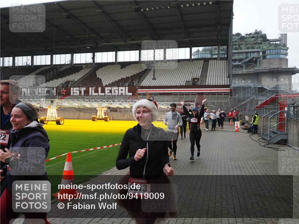 07.12.2025 - St. Pauli X-Mass-Run No. 15 Fabian Wolf http://msf.ph/oto/9419009 07.12.2025 11:29:28 Ziel 861, 1759, 2213, 2285, 2500, 2522, 2676, 2701, 2702, 2882, 3143, 3144, 3146, 4392, 4432, 4452 meine-sportfotos.de