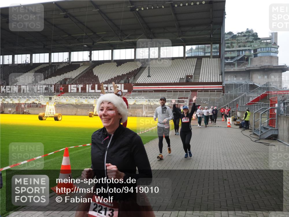 07.12.2025 - St. Pauli X-Mass-Run No. 15 Fabian Wolf http://msf.ph/oto/9419010 07.12.2025 11:29:28 Ziel 861, 1759, 2213, 2285, 2500, 2522, 2676, 2701, 2702, 2882, 3143, 3144, 3146, 4392, 4432, 4452 meine-sportfotos.de