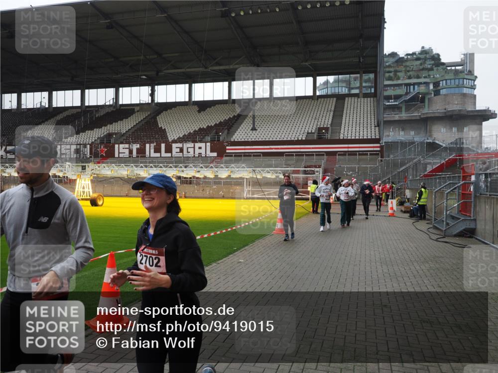 07.12.2025 - St. Pauli X-Mass-Run No. 15 Fabian Wolf http://msf.ph/oto/9419015 07.12.2025 11:29:30 Ziel 1759, 2213, 2285, 2500, 2522, 2701, 2702, 2882, 3143, 3144, 3146, 4392, 4432, 4452 meine-sportfotos.de