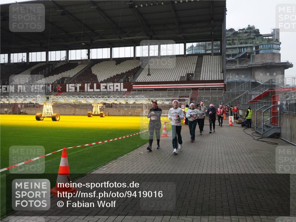 07.12.2025 - St. Pauli X-Mass-Run No. 15 Fabian Wolf http://msf.ph/oto/9419016 07.12.2025 11:29:32 Ziel 1759, 2213, 2285, 2500, 2522, 2701, 2702, 2882, 3143, 3144, 3146 meine-sportfotos.de