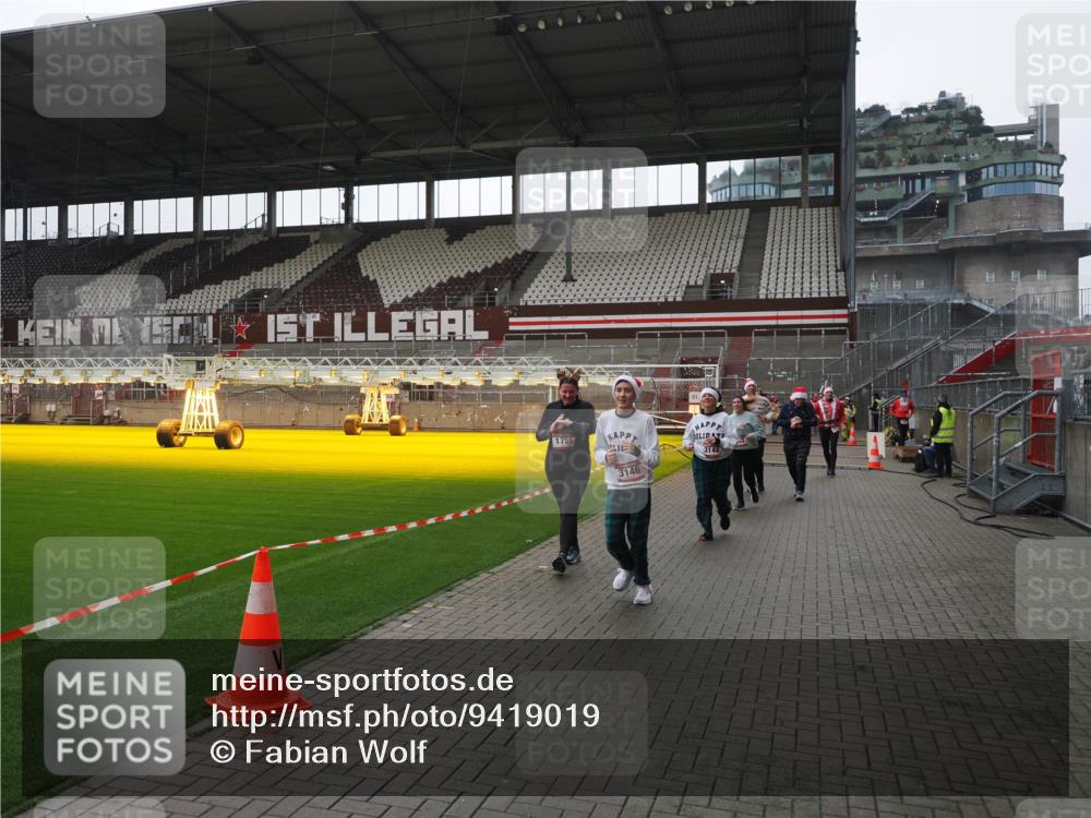 07.12.2025 - St. Pauli X-Mass-Run No. 15 Fabian Wolf http://msf.ph/oto/9419019 07.12.2025 11:29:33 Ziel 1759, 2213, 2500, 2522, 2701, 2702, 2882, 3143, 3144, 3146 meine-sportfotos.de