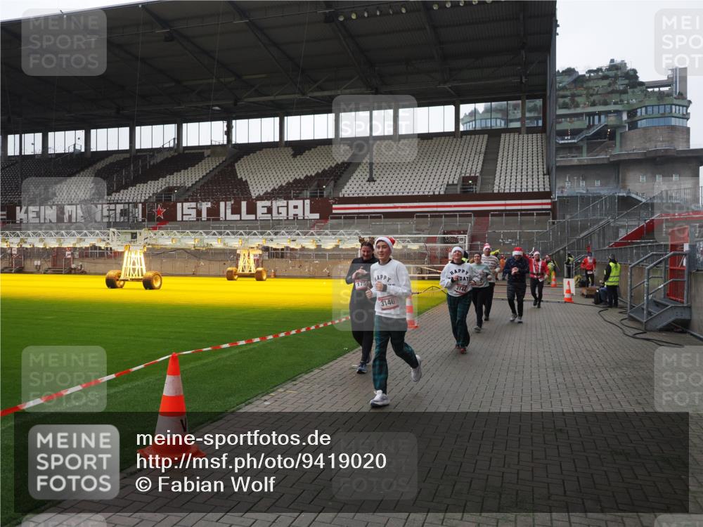 07.12.2025 - St. Pauli X-Mass-Run No. 15 Fabian Wolf http://msf.ph/oto/9419020 07.12.2025 11:29:33 Ziel 1759, 2213, 2500, 2522, 2701, 2702, 2882, 3143, 3144, 3146 meine-sportfotos.de