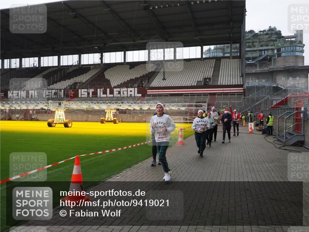 07.12.2025 - St. Pauli X-Mass-Run No. 15 Fabian Wolf http://msf.ph/oto/9419021 07.12.2025 11:29:33 Ziel 1759, 2213, 2500, 2522, 2701, 2702, 2882, 3143, 3144, 3146 meine-sportfotos.de