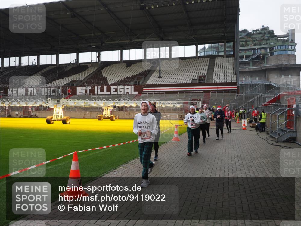 07.12.2025 - St. Pauli X-Mass-Run No. 15 Fabian Wolf http://msf.ph/oto/9419022 07.12.2025 11:29:33 Ziel 1759, 2213, 2500, 2522, 2701, 2702, 2882, 3143, 3144, 3146 meine-sportfotos.de