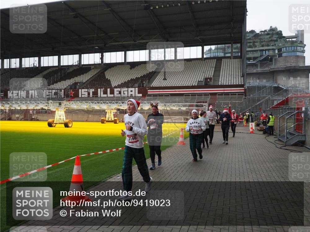 07.12.2025 - St. Pauli X-Mass-Run No. 15 Fabian Wolf http://msf.ph/oto/9419023 07.12.2025 11:29:34 Ziel 1759, 2213, 2500, 2522, 2701, 2702, 2882, 3143, 3144, 3146 meine-sportfotos.de