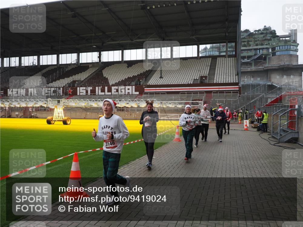 07.12.2025 - St. Pauli X-Mass-Run No. 15 Fabian Wolf http://msf.ph/oto/9419024 07.12.2025 11:29:34 Ziel 1759, 2213, 2500, 2522, 2701, 2702, 2882, 3143, 3144, 3146 meine-sportfotos.de