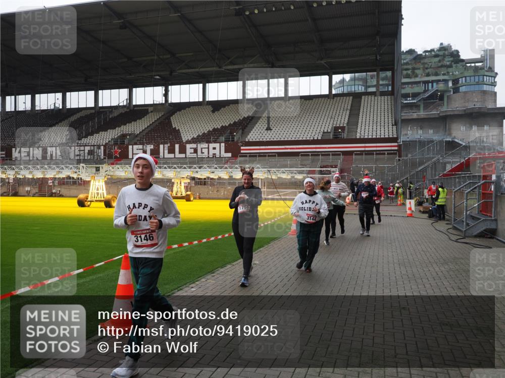 07.12.2025 - St. Pauli X-Mass-Run No. 15 Fabian Wolf http://msf.ph/oto/9419025 07.12.2025 11:29:34 Ziel 1759, 2213, 2500, 2522, 2701, 2702, 2882, 3143, 3144, 3146 meine-sportfotos.de