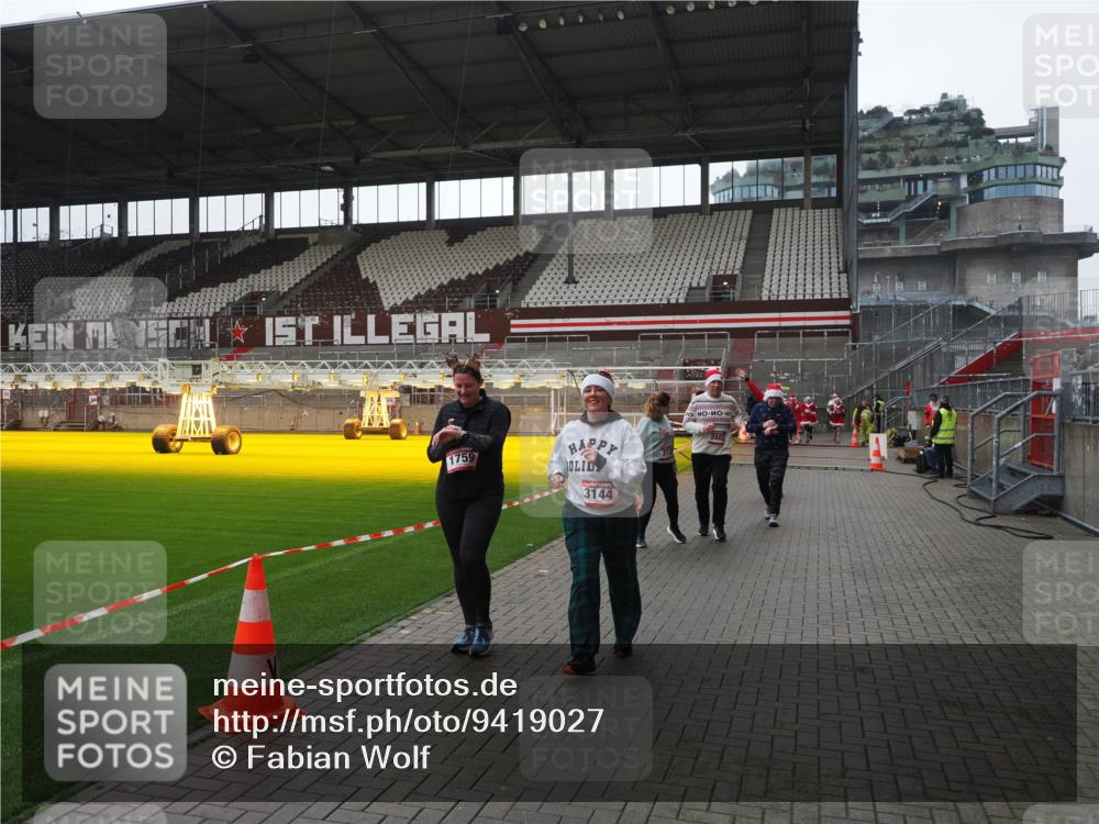 07.12.2025 - St. Pauli X-Mass-Run No. 15 Fabian Wolf http://msf.ph/oto/9419027 07.12.2025 11:29:35 Ziel 1759, 2213, 2500, 2522, 2701, 2702, 2882, 3143, 3144, 3146 meine-sportfotos.de