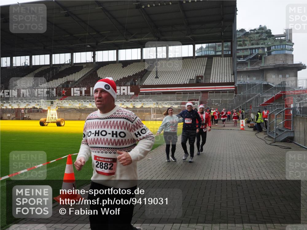 07.12.2025 - St. Pauli X-Mass-Run No. 15 Fabian Wolf http://msf.ph/oto/9419031 07.12.2025 11:29:38 Ziel 859, 882, 1759, 1922, 1924, 1925, 2213, 2500, 2522, 2701, 2702, 2882, 3143, 3144, 3146 meine-sportfotos.de