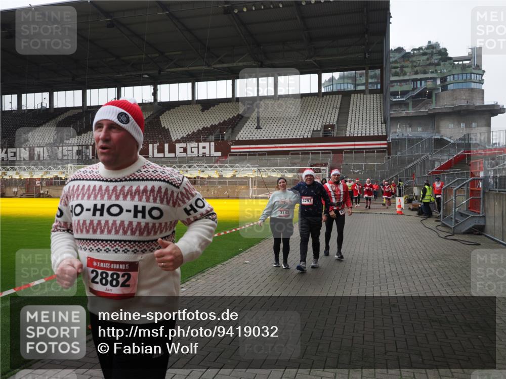 07.12.2025 - St. Pauli X-Mass-Run No. 15 Fabian Wolf http://msf.ph/oto/9419032 07.12.2025 11:29:38 Ziel 859, 882, 1759, 1922, 1924, 1925, 2213, 2500, 2522, 2701, 2702, 2882, 3143, 3144, 3146 meine-sportfotos.de