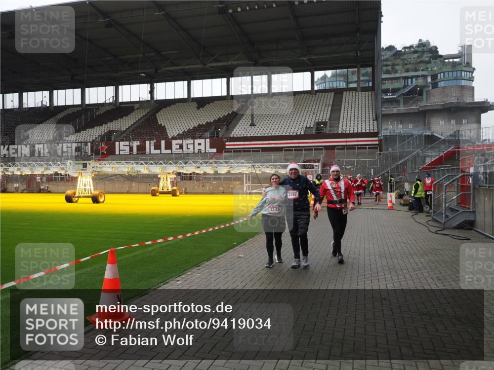 07.12.2025 - St. Pauli X-Mass-Run No. 15 Fabian Wolf http://msf.ph/oto/9419034 07.12.2025 11:29:39 Ziel 859, 882, 1759, 1922, 1924, 1925, 2522, 2701, 2702, 2882, 3143, 3144, 3146, 4651 meine-sportfotos.de