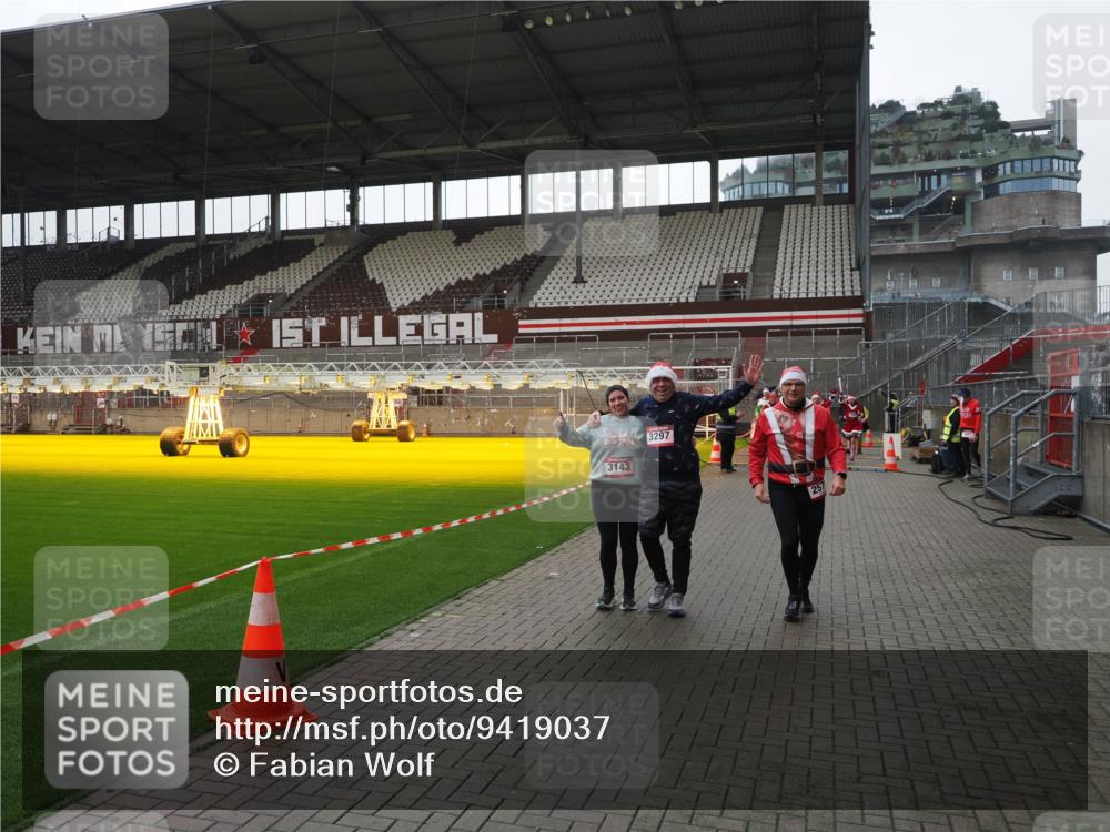 07.12.2025 - St. Pauli X-Mass-Run No. 15 Fabian Wolf http://msf.ph/oto/9419037 07.12.2025 11:29:39 Ziel 859, 882, 1759, 1922, 1924, 1925, 2522, 2701, 2702, 2882, 3143, 3144, 3146, 4651 meine-sportfotos.de