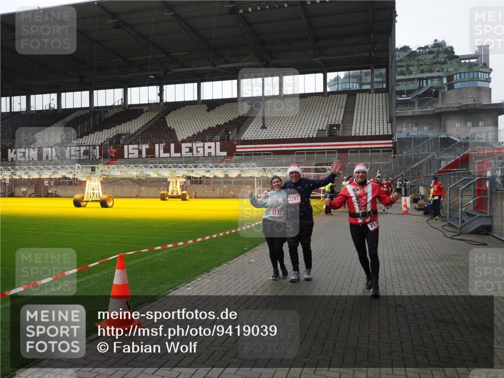 07.12.2025 - St. Pauli X-Mass-Run No. 15 Fabian Wolf http://msf.ph/oto/9419039 07.12.2025 11:29:40 Ziel 859, 882, 1759, 1922, 1924, 1925, 2701, 2702, 2882, 3143, 3144, 3146, 4651 meine-sportfotos.de