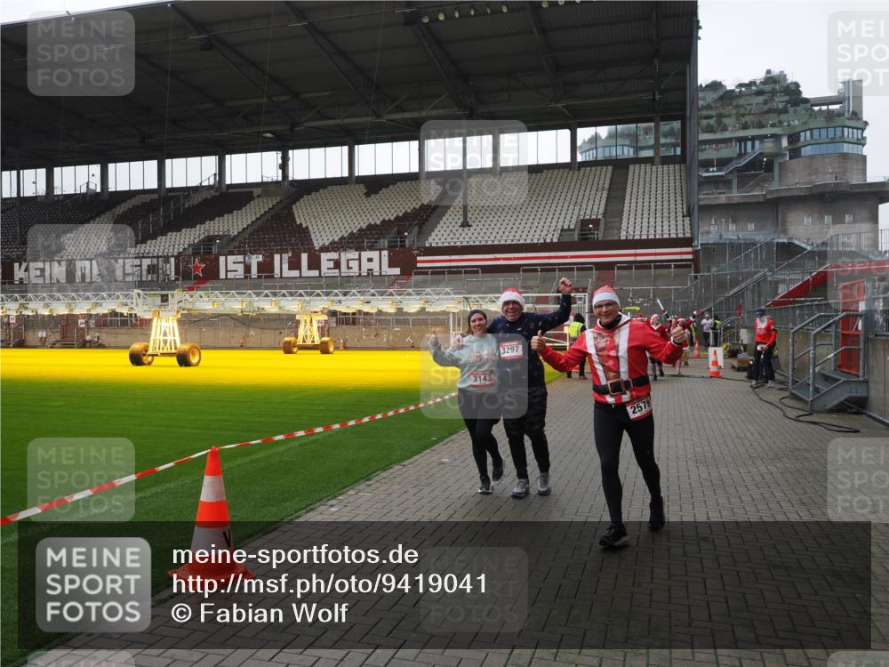 07.12.2025 - St. Pauli X-Mass-Run No. 15 Fabian Wolf http://msf.ph/oto/9419041 07.12.2025 11:29:40 Ziel 859, 882, 1759, 1922, 1924, 1925, 2701, 2702, 2882, 3143, 3144, 3146, 4651 meine-sportfotos.de