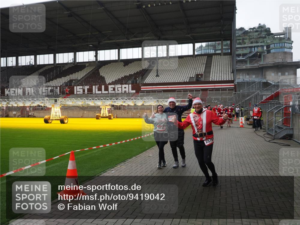 07.12.2025 - St. Pauli X-Mass-Run No. 15 Fabian Wolf http://msf.ph/oto/9419042 07.12.2025 11:29:40 Ziel 859, 882, 1759, 1922, 1924, 1925, 2701, 2702, 2882, 3143, 3144, 3146, 4651 meine-sportfotos.de