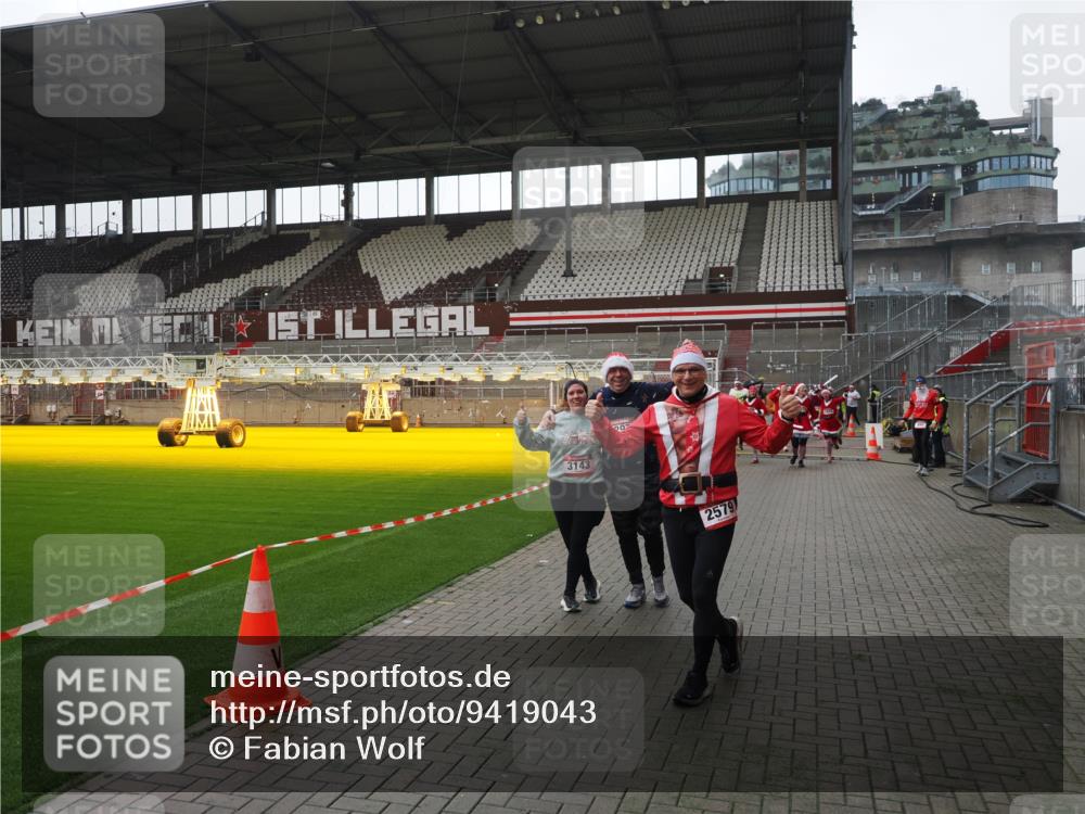 07.12.2025 - St. Pauli X-Mass-Run No. 15 Fabian Wolf http://msf.ph/oto/9419043 07.12.2025 11:29:41 Ziel 859, 882, 1759, 1922, 1924, 1925, 2701, 2702, 2882, 3143, 3144, 3146, 4651 meine-sportfotos.de