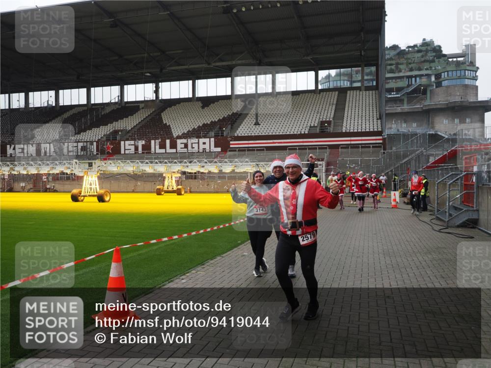07.12.2025 - St. Pauli X-Mass-Run No. 15 Fabian Wolf http://msf.ph/oto/9419044 07.12.2025 11:29:41 Ziel 859, 882, 1759, 1922, 1924, 1925, 2701, 2702, 2882, 3143, 3144, 3146, 4651 meine-sportfotos.de