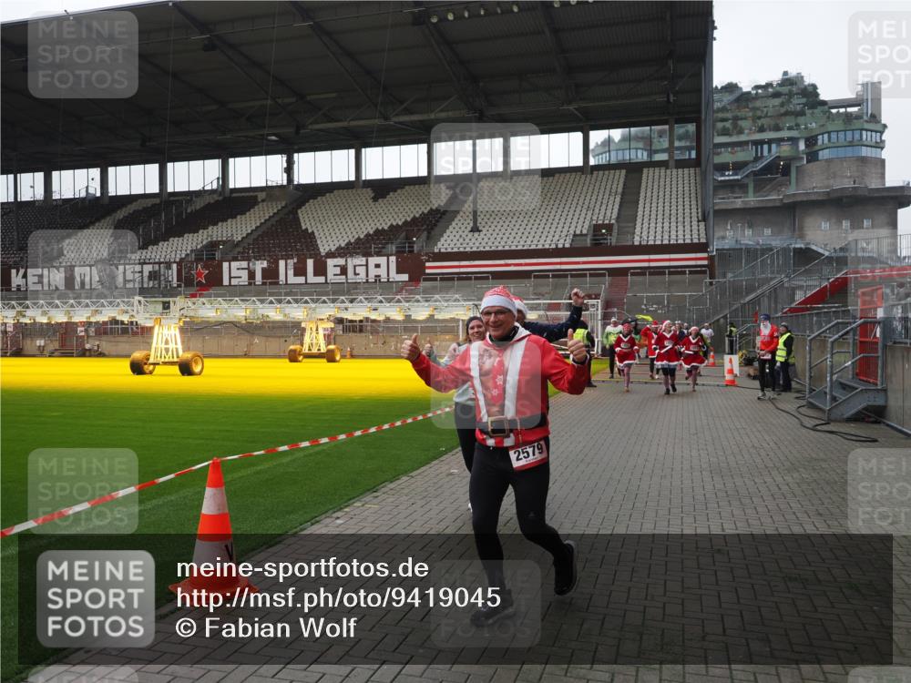 07.12.2025 - St. Pauli X-Mass-Run No. 15 Fabian Wolf http://msf.ph/oto/9419045 07.12.2025 11:29:41 Ziel 859, 882, 1759, 1922, 1924, 1925, 2701, 2702, 2882, 3143, 3144, 3146, 4651 meine-sportfotos.de