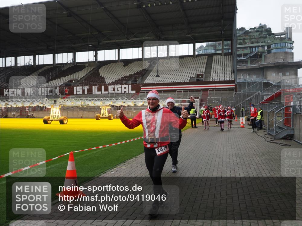 07.12.2025 - St. Pauli X-Mass-Run No. 15 Fabian Wolf http://msf.ph/oto/9419046 07.12.2025 11:29:41 Ziel 859, 882, 1759, 1922, 1924, 1925, 2701, 2702, 2882, 3143, 3144, 3146, 4651 meine-sportfotos.de