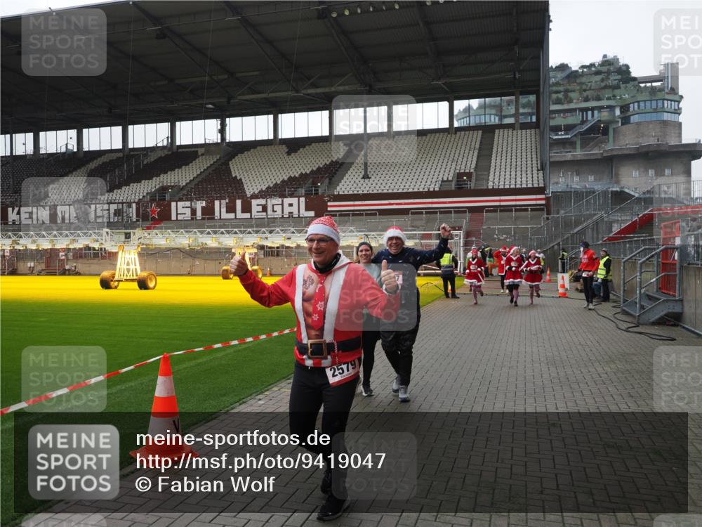 07.12.2025 - St. Pauli X-Mass-Run No. 15 Fabian Wolf http://msf.ph/oto/9419047 07.12.2025 11:29:41 Ziel 859, 882, 1759, 1922, 1924, 1925, 2701, 2702, 2882, 3143, 3144, 3146, 4651 meine-sportfotos.de