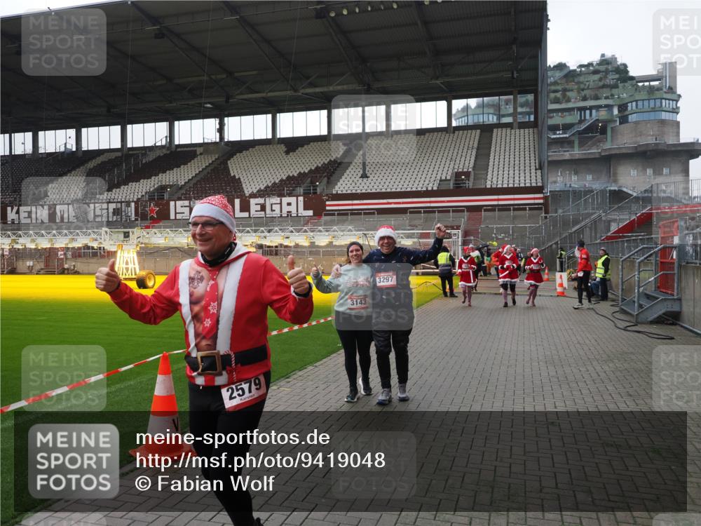 07.12.2025 - St. Pauli X-Mass-Run No. 15 Fabian Wolf http://msf.ph/oto/9419048 07.12.2025 11:29:42 Ziel 859, 882, 1759, 1922, 1924, 1925, 2838, 2840, 2882, 3143, 3144, 3146, 4651 meine-sportfotos.de
