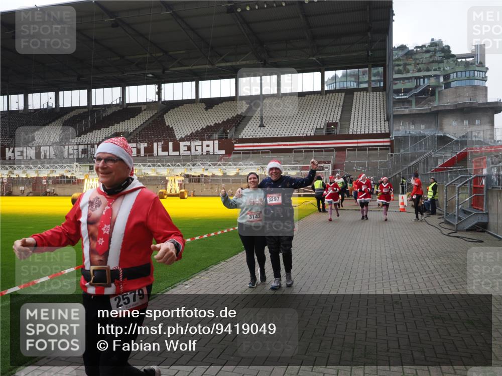 07.12.2025 - St. Pauli X-Mass-Run No. 15 Fabian Wolf http://msf.ph/oto/9419049 07.12.2025 11:29:42 Ziel 859, 882, 1759, 1922, 1924, 1925, 2838, 2840, 2882, 3143, 3144, 3146, 4651 meine-sportfotos.de