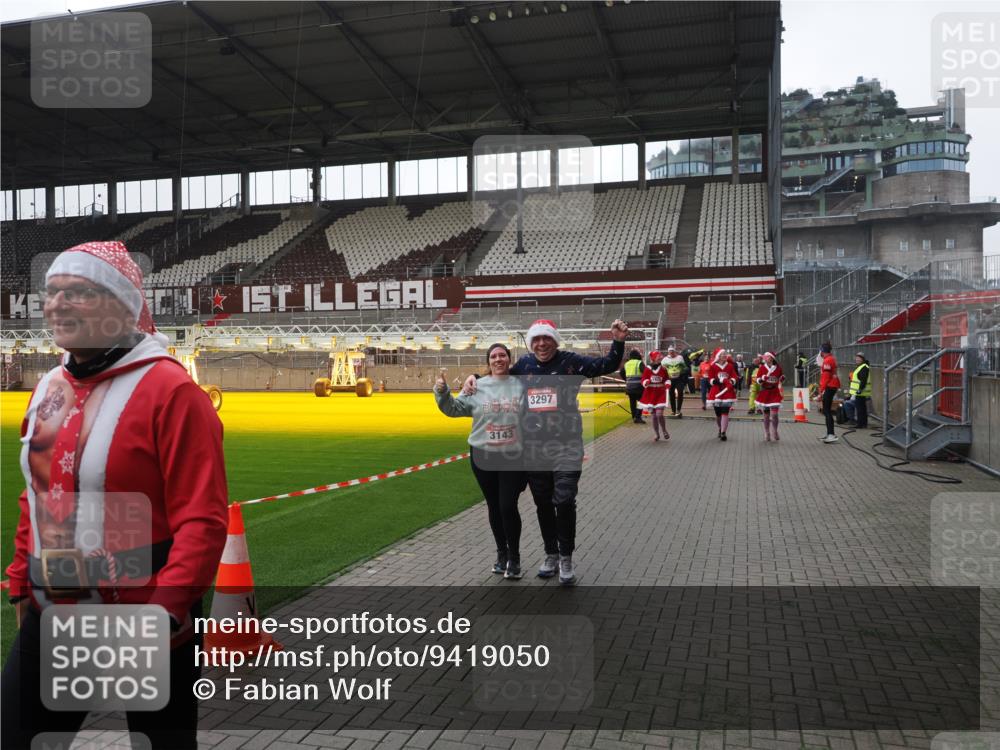 07.12.2025 - St. Pauli X-Mass-Run No. 15 Fabian Wolf http://msf.ph/oto/9419050 07.12.2025 11:29:42 Ziel 859, 882, 1759, 1922, 1924, 1925, 2838, 2840, 2882, 3143, 3144, 3146, 4651 meine-sportfotos.de
