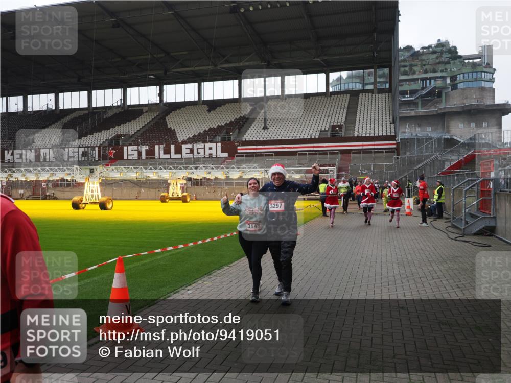07.12.2025 - St. Pauli X-Mass-Run No. 15 Fabian Wolf http://msf.ph/oto/9419051 07.12.2025 11:29:42 Ziel 859, 882, 1759, 1922, 1924, 1925, 2838, 2840, 2882, 3143, 3144, 3146, 4651 meine-sportfotos.de