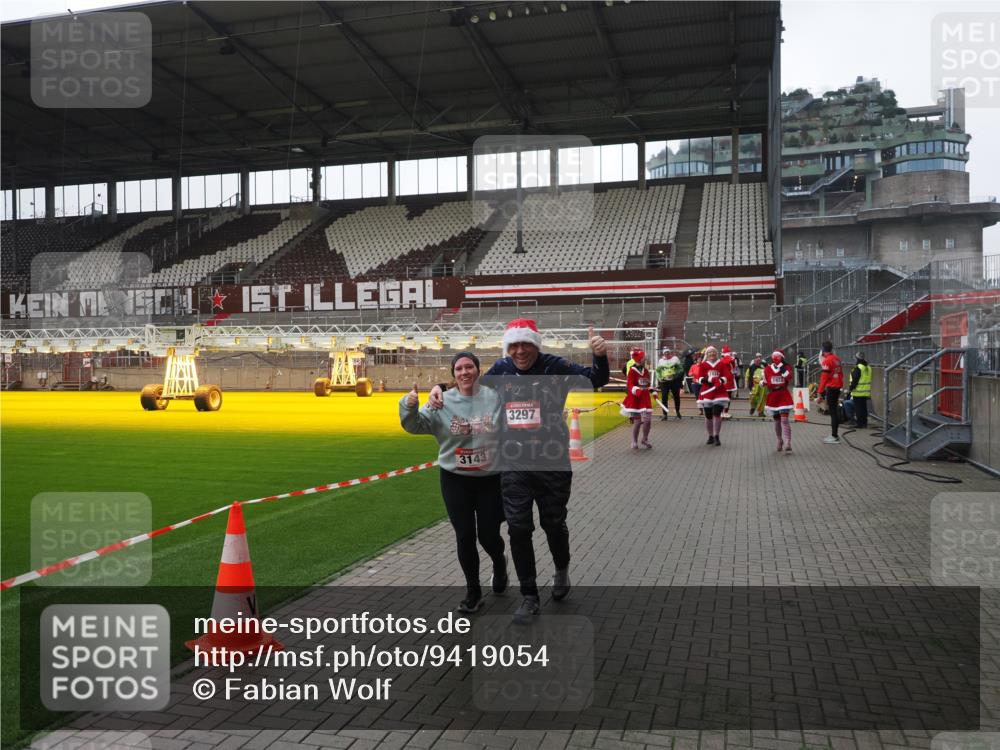07.12.2025 - St. Pauli X-Mass-Run No. 15 Fabian Wolf http://msf.ph/oto/9419054 07.12.2025 11:29:43 Ziel 859, 882, 1922, 1924, 1925, 2838, 2840, 2882, 3143, 3144, 3146, 4651 meine-sportfotos.de