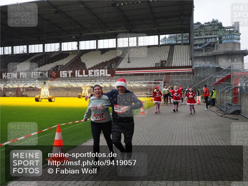 07.12.2025 - St. Pauli X-Mass-Run No. 15 Fabian Wolf http://msf.ph/oto/9419057 07.12.2025 11:29:44 Ziel 859, 882, 1922, 1924, 1925, 2838, 2840, 2882, 3143, 3144, 3146, 4651 meine-sportfotos.de