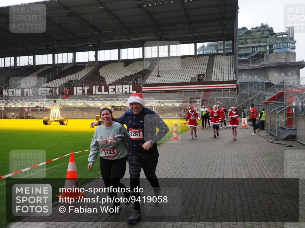 07.12.2025 - St. Pauli X-Mass-Run No. 15 Fabian Wolf http://msf.ph/oto/9419058 07.12.2025 11:29:44 Ziel 859, 882, 1922, 1924, 1925, 2838, 2840, 2882, 3143, 3144, 3146, 4651 meine-sportfotos.de