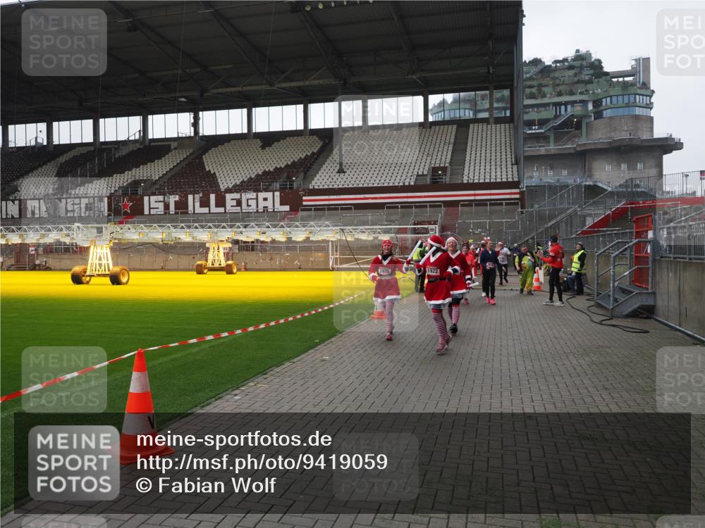 07.12.2025 - St. Pauli X-Mass-Run No. 15 Fabian Wolf http://msf.ph/oto/9419059 07.12.2025 11:29:46 Ziel 859, 882, 1922, 1924, 1925, 2787, 2838, 2840, 2882, 3143, 3144, 3146, 4651, 4839 meine-sportfotos.de