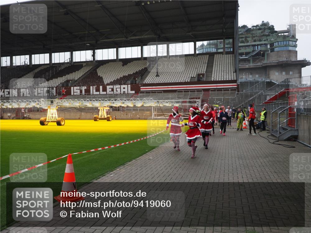 07.12.2025 - St. Pauli X-Mass-Run No. 15 Fabian Wolf http://msf.ph/oto/9419060 07.12.2025 11:29:46 Ziel 859, 882, 1922, 1924, 1925, 2787, 2838, 2840, 2882, 3143, 3144, 3146, 4651, 4839 meine-sportfotos.de