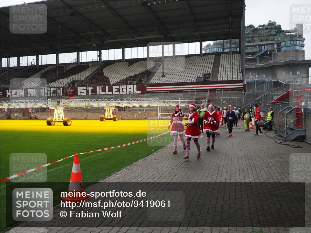 07.12.2025 - St. Pauli X-Mass-Run No. 15 Fabian Wolf http://msf.ph/oto/9419061 07.12.2025 11:29:46 Ziel 859, 882, 1922, 1924, 1925, 2787, 2838, 2840, 2882, 3143, 3144, 3146, 4651, 4839 meine-sportfotos.de