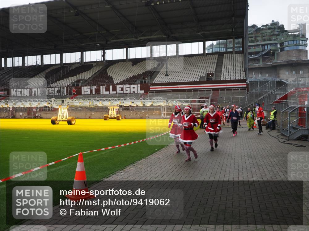 07.12.2025 - St. Pauli X-Mass-Run No. 15 Fabian Wolf http://msf.ph/oto/9419062 07.12.2025 11:29:47 Ziel 859, 882, 1922, 1924, 1925, 2787, 2838, 2840, 2882, 3143, 4651, 4839 meine-sportfotos.de
