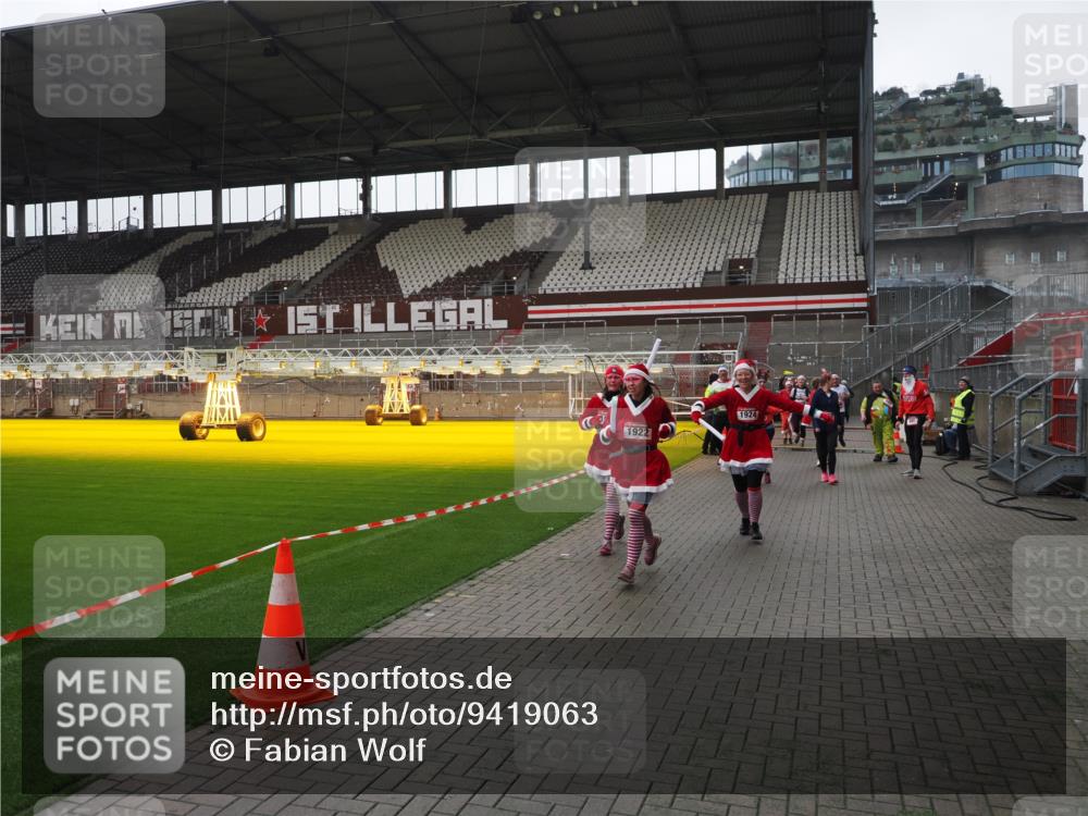 07.12.2025 - St. Pauli X-Mass-Run No. 15 Fabian Wolf http://msf.ph/oto/9419063 07.12.2025 11:29:47 Ziel 859, 882, 1922, 1924, 1925, 2787, 2838, 2840, 2882, 3143, 4651, 4839 meine-sportfotos.de