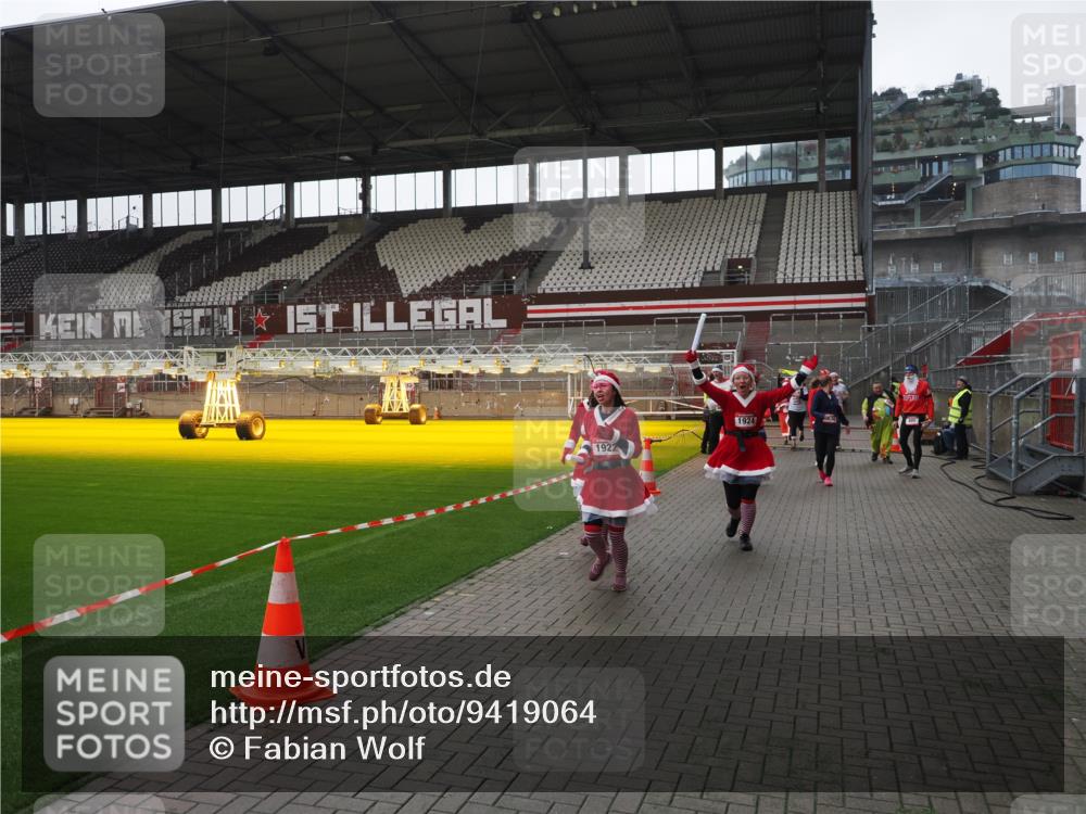 07.12.2025 - St. Pauli X-Mass-Run No. 15 Fabian Wolf http://msf.ph/oto/9419064 07.12.2025 11:29:47 Ziel 859, 882, 1922, 1924, 1925, 2787, 2838, 2840, 2882, 3143, 4651, 4839 meine-sportfotos.de
