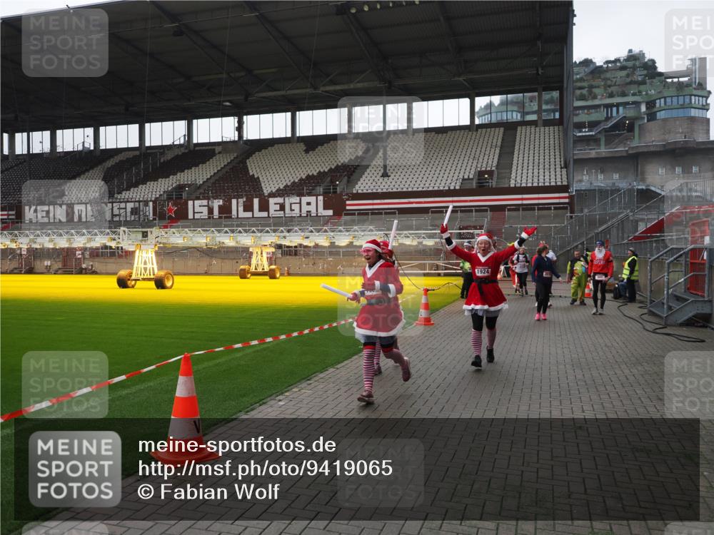 07.12.2025 - St. Pauli X-Mass-Run No. 15 Fabian Wolf http://msf.ph/oto/9419065 07.12.2025 11:29:47 Ziel 859, 882, 1922, 1924, 1925, 2787, 2838, 2840, 2882, 3143, 4651, 4839 meine-sportfotos.de