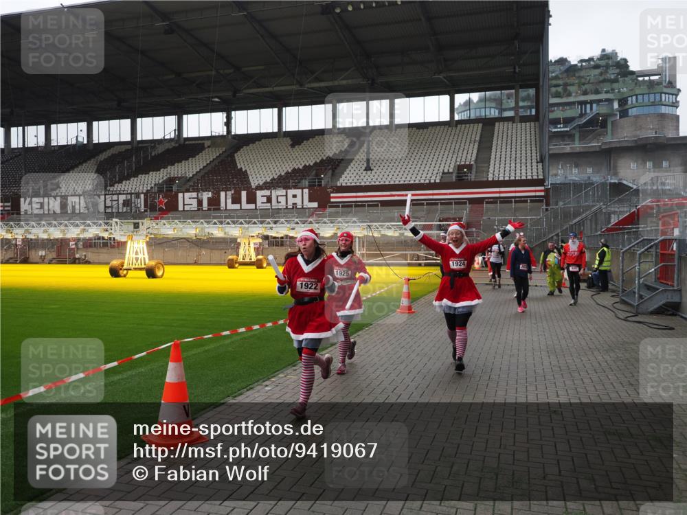 07.12.2025 - St. Pauli X-Mass-Run No. 15 Fabian Wolf http://msf.ph/oto/9419067 07.12.2025 11:29:48 Ziel 859, 882, 1922, 1924, 1925, 2787, 2838, 2840, 2882, 4651, 4839 meine-sportfotos.de