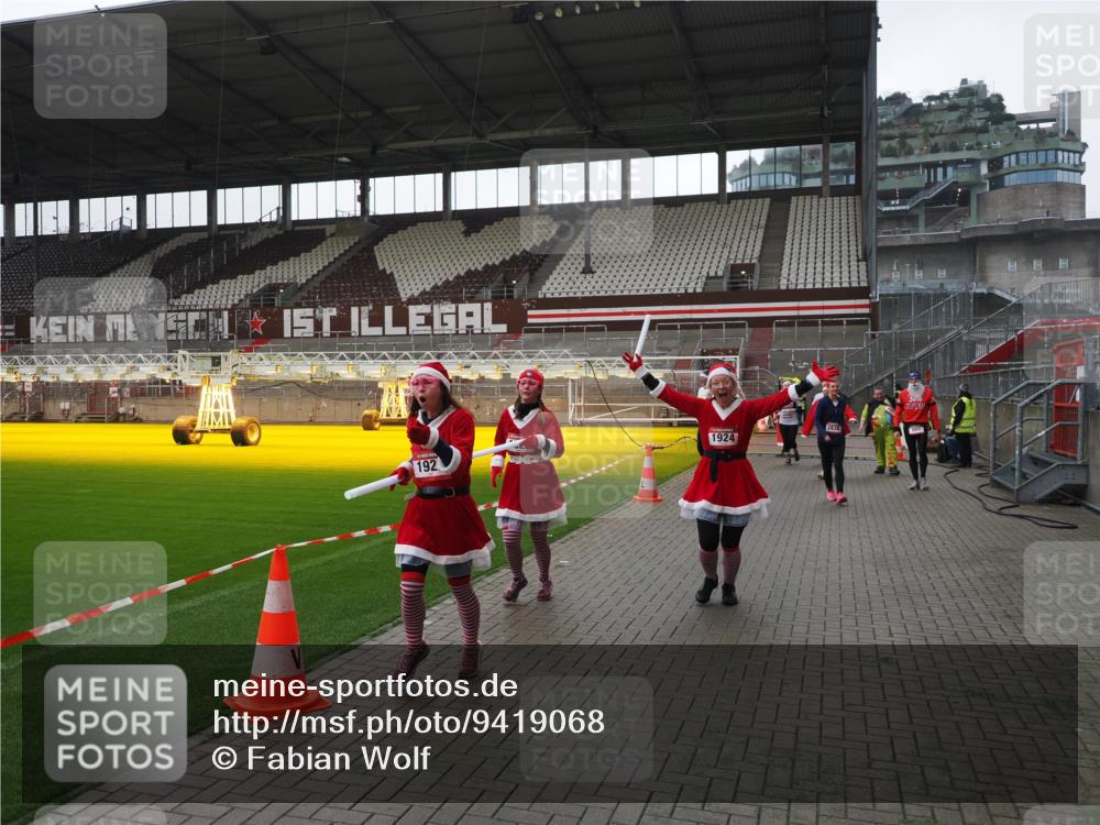 07.12.2025 - St. Pauli X-Mass-Run No. 15 Fabian Wolf http://msf.ph/oto/9419068 07.12.2025 11:29:48 Ziel 859, 882, 1922, 1924, 1925, 2787, 2838, 2840, 2882, 4651, 4839 meine-sportfotos.de