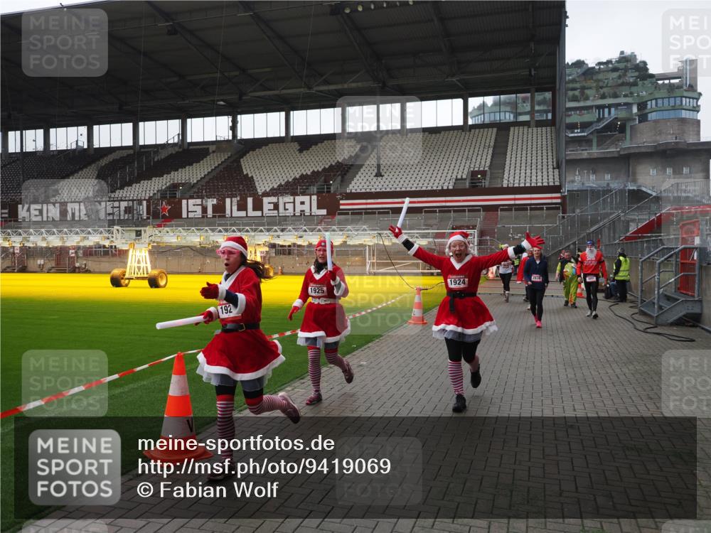 07.12.2025 - St. Pauli X-Mass-Run No. 15 Fabian Wolf http://msf.ph/oto/9419069 07.12.2025 11:29:48 Ziel 859, 882, 1922, 1924, 1925, 2787, 2838, 2840, 2882, 4651, 4839 meine-sportfotos.de